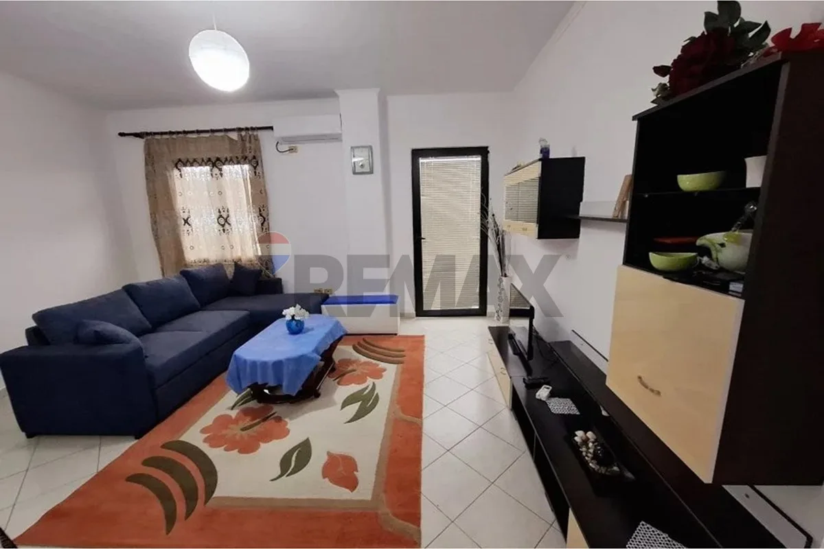 Jepet apartament per qira te Pallatet Cabej