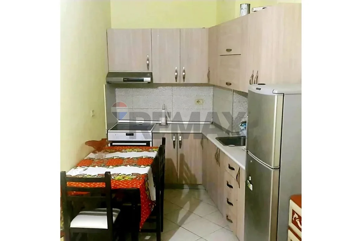 Jepet apartament per qira te Pallatet Cabej 3