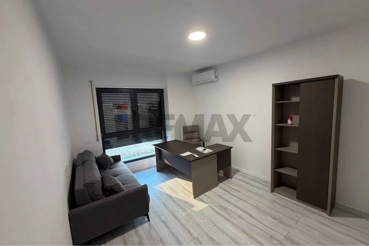 Jepet me qira zyre 2+1, me 2 tualete, me sipërfaqe 105 m², i pozicionuar në katin e parë të banimit 2